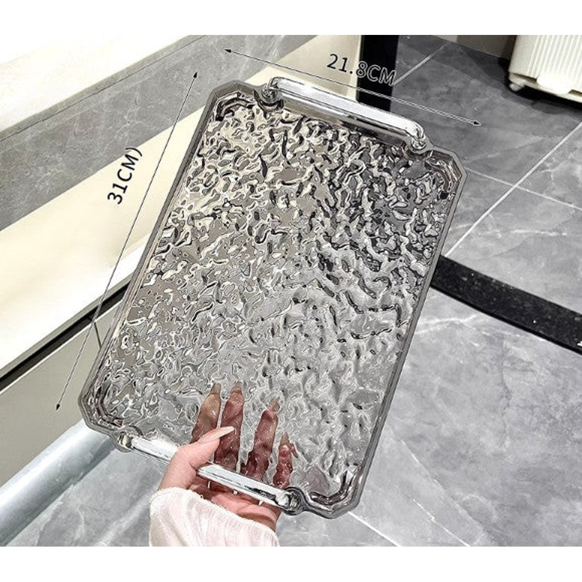 Plateau rectangulaire en plastique GRAPHITE TRANSPARENT avec poignées argentées