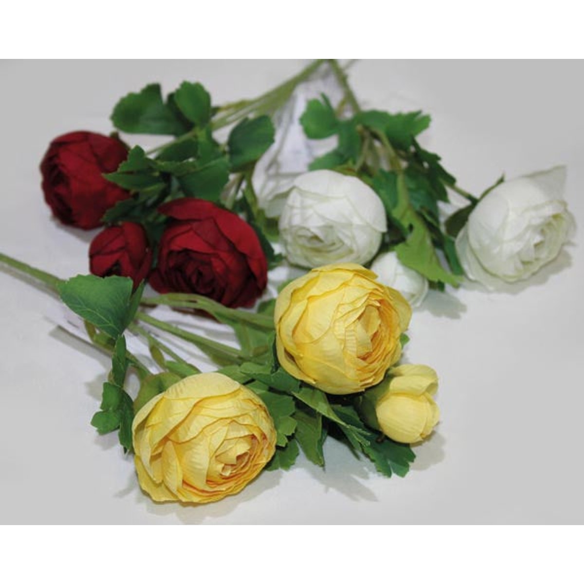 Bouquet de camélias composé de 3 fleurs de 42 x 5 cm et de nombreuses feuilles