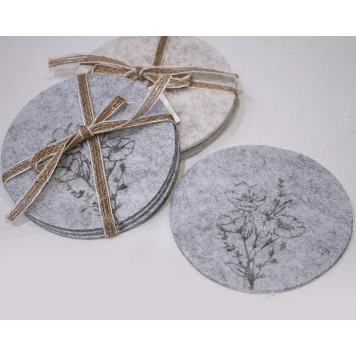Dessous de verre en feutre, lot de 4, décorés de fleurs.