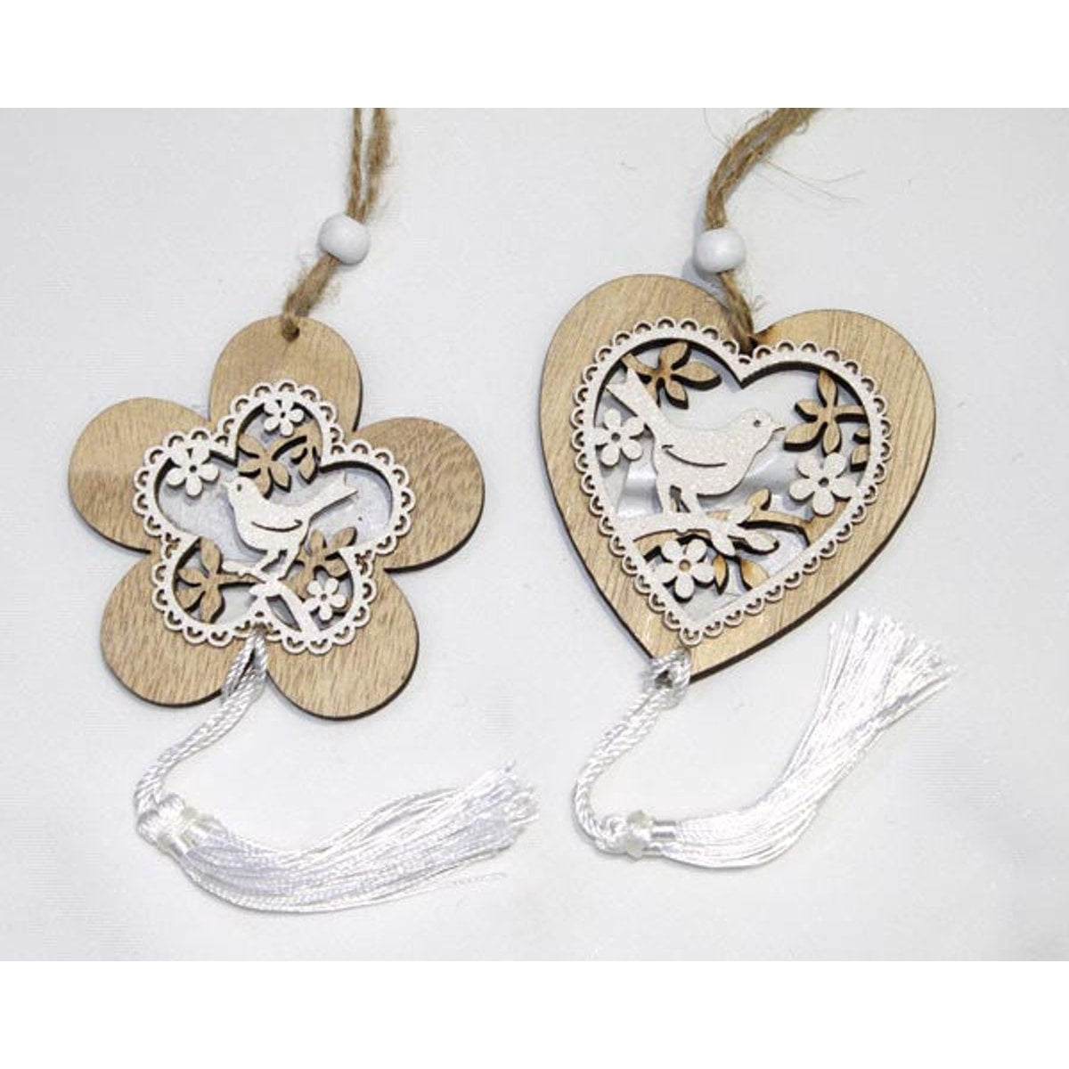 Fleur ou cœur en bois 8x8x0,5cm avec pompon
