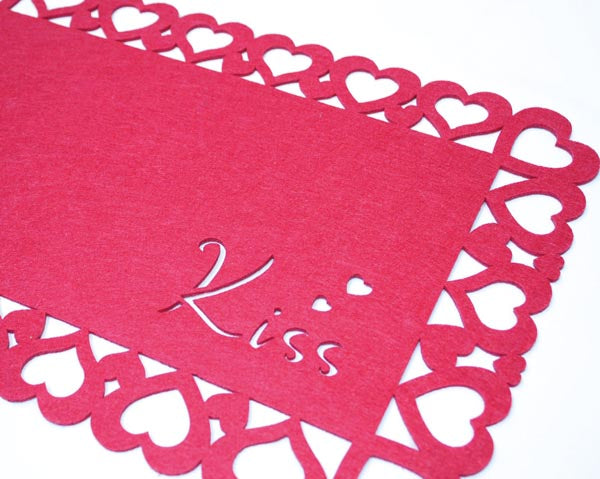 Set de table en feutrine Kiss XL 45x30cm avec cœur découpé au laser